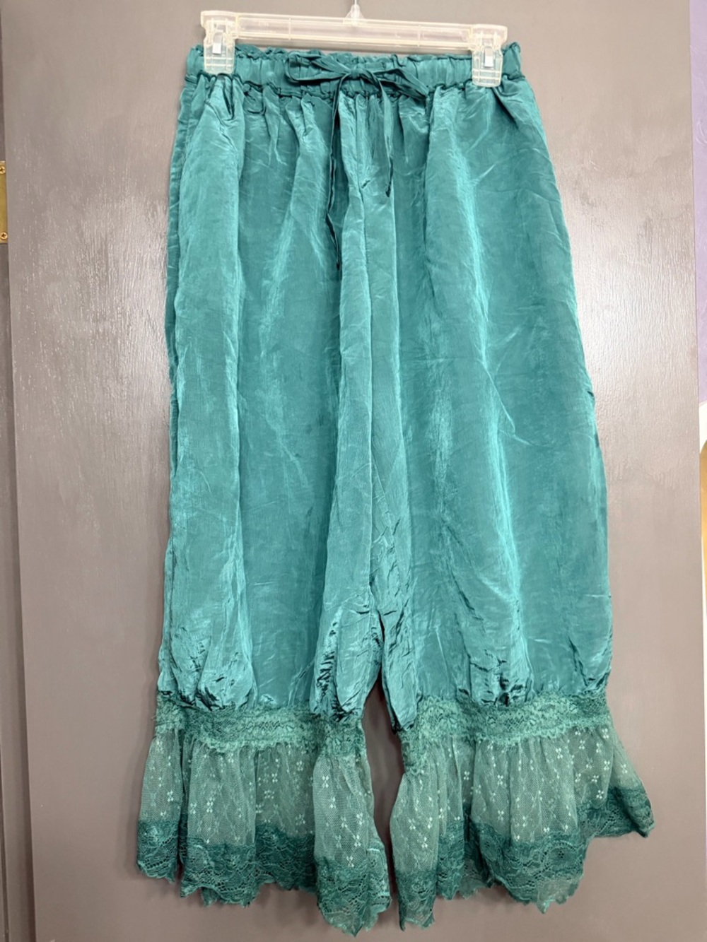 Emerald Green Cropped Lace-Hem Pants - Women's Ankle & Cropped